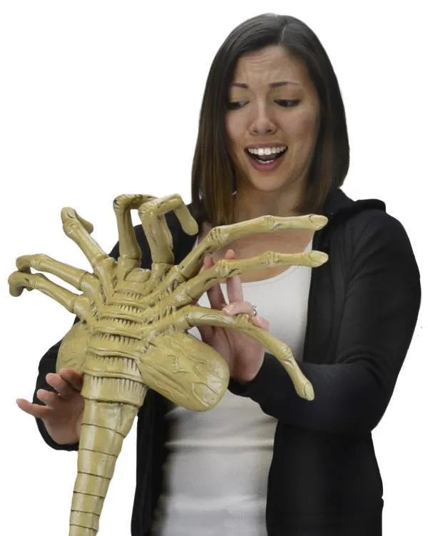 Aliens Facehugger Life-Size Foam Prop Replica - Neca - Ginga Toys